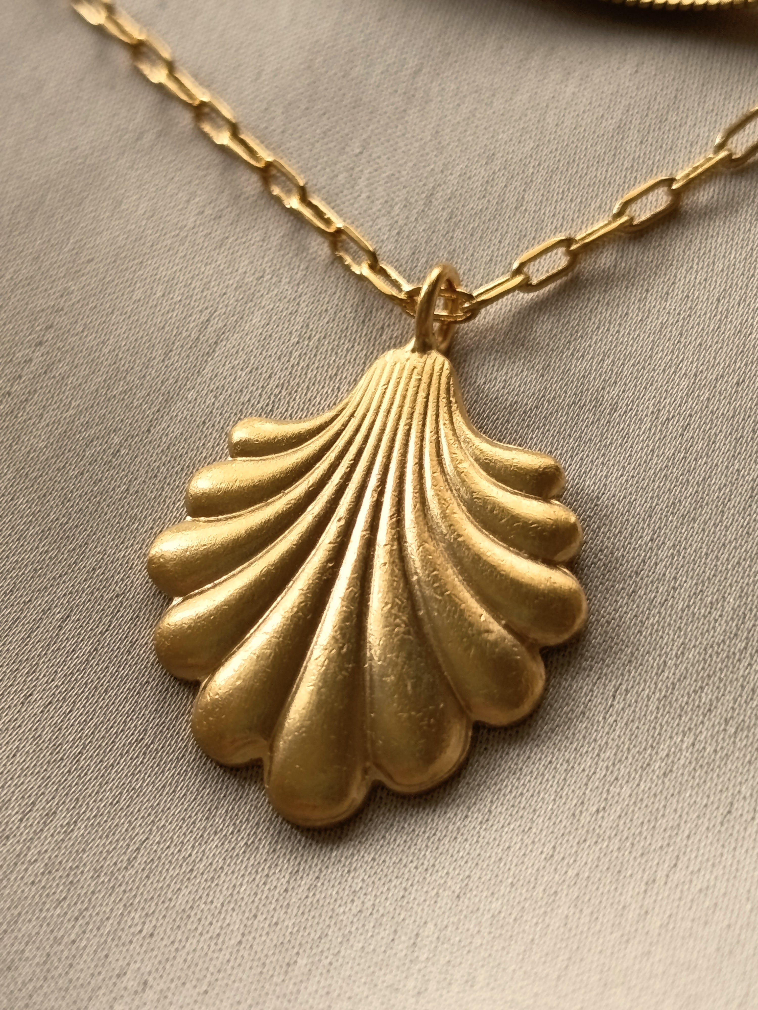 VICTORIAN SHELL NECKLACE