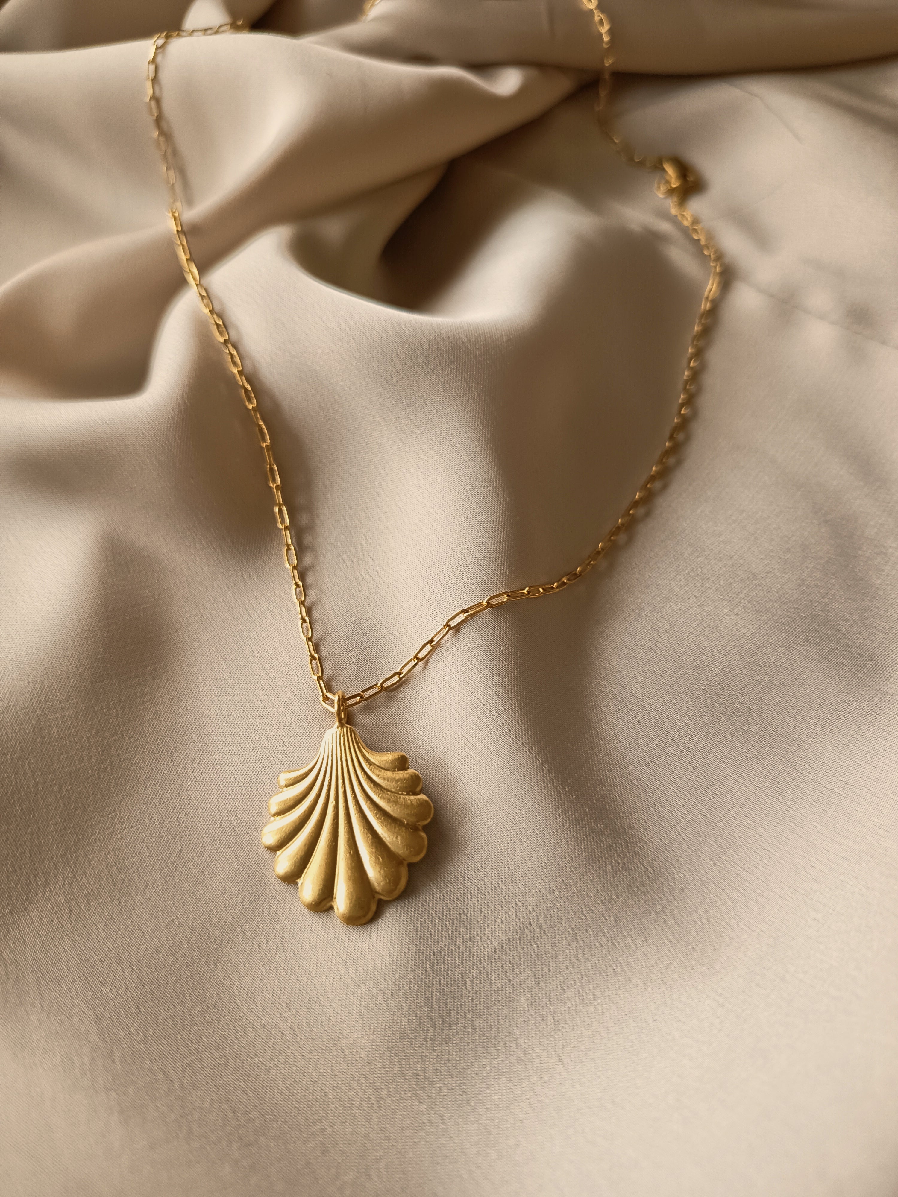 VICTORIAN SHELL NECKLACE